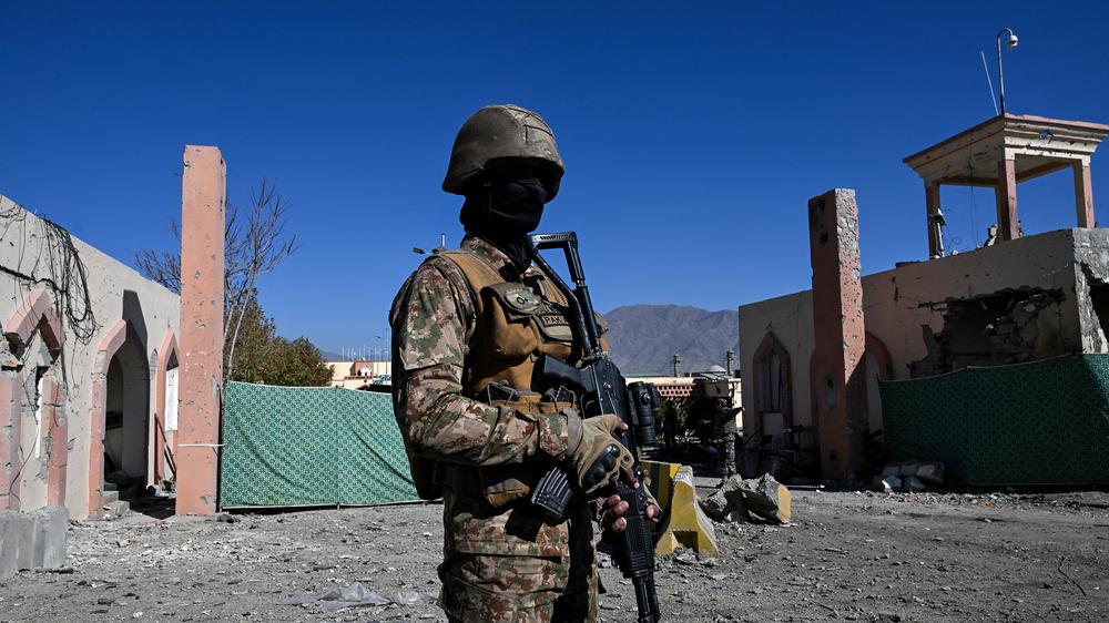  Ein pakistanischer Soldat hält Wache nahe der Grenze zu Afghanistan. Beide Länder werfen sich erneute Angriffe vor.