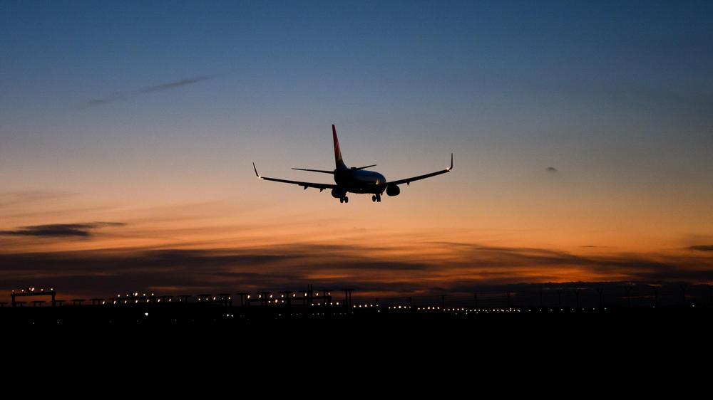  Ein Flug mit Afghanen, die in Deutschland eine Aufnahmezusage haben, landet im November Hannover. 535 weitere Menschen sollen in den kommenden Wochen in Deutschland einreisen.