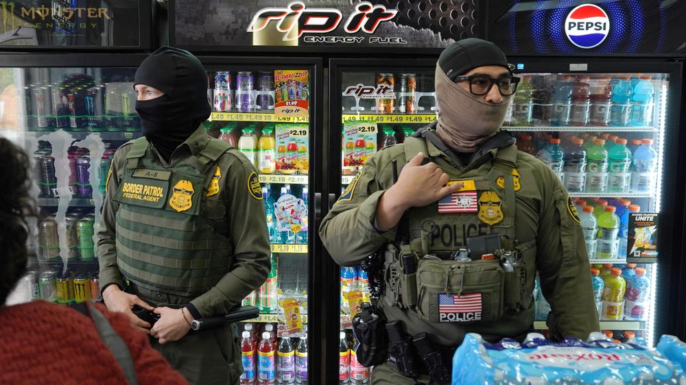  Bundesbeamte der Grenzschutzbehörde führen eine Kontrolle in einem Mini-Markt durch.