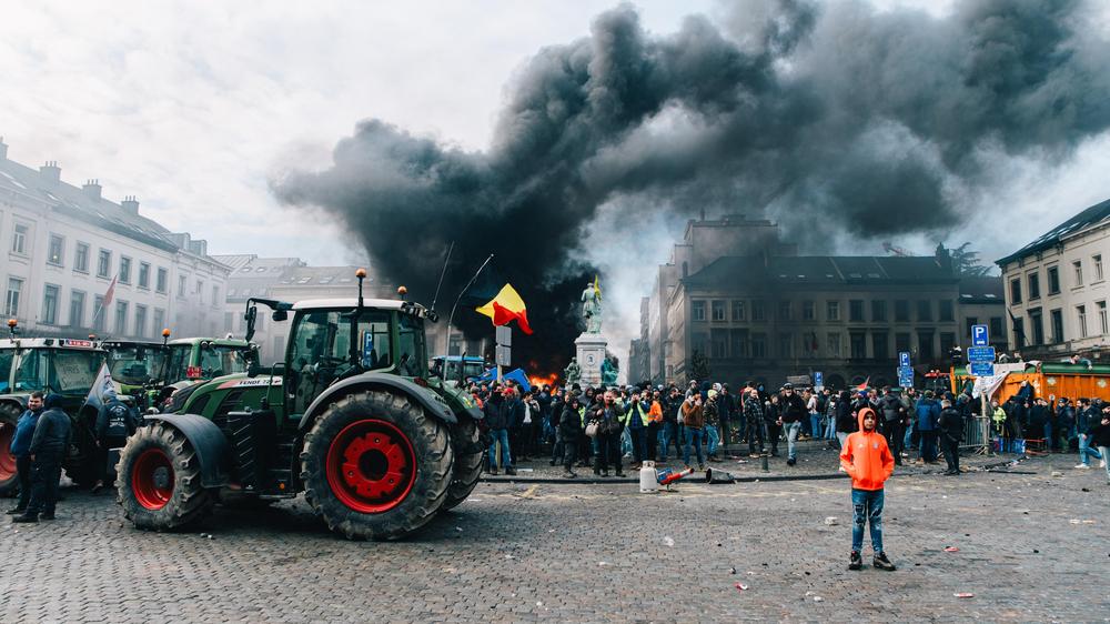 Brüssel: Bauernproteste gegen Mercosur-Abkommen der EU schlagen in Gewalt  um | DIE ZEIT