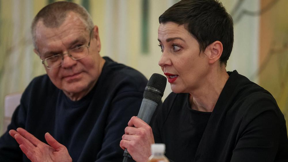  Maria Kolesnikowa und Viktor Babariko bei einer Pressekonferenz nach ihrer Freilassung