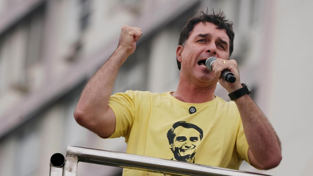  Flávio Bolsonaro, der Sohn des wegen Putschversuchs inhaftierten Ex-Präsidenten Jair Bolsonaro, will 2026 bei der Präsidentschaftswahl in Brasilien antreten.