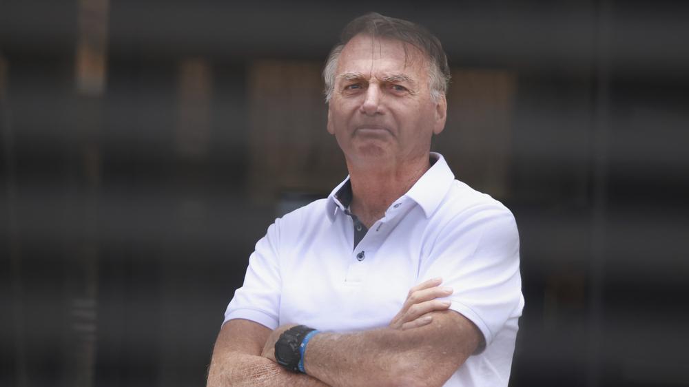  Jair Bolsonaro vor seinem Haus im September; im November trat Brasiliens rechtsextremer Ex-Präsident seine Haftstrafe an.