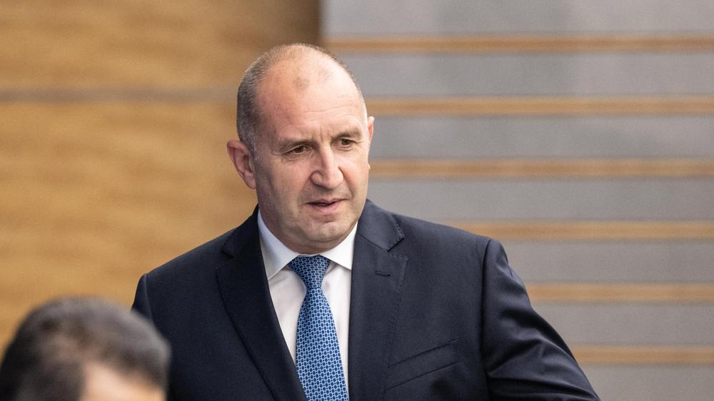  Nächste Woche soll die größte Fraktion des bulgarischen Parlaments über die Regierungsbildung beraten. Das kündigte Staatspräsident Rumen Radew an.