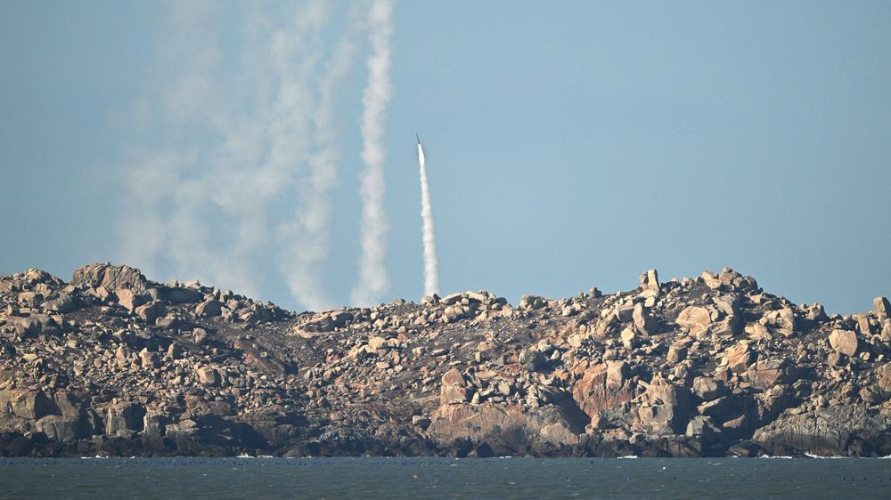 Taiwan: Soldaten der chinesischen Volksbefreiungsarmee (PLA) feuern während einer Militärübung auf der Insel Pingtan in der ostchinesischen Provinz Fujian, dem Taiwan am nächsten gelegenen Punkt, eine Rakete in die Luft.