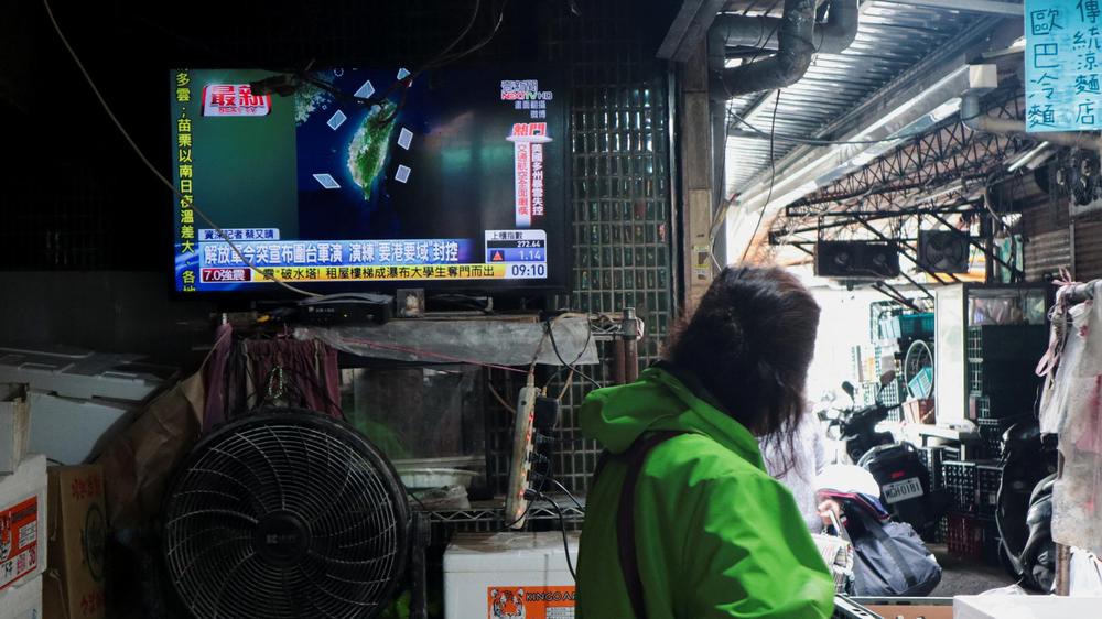  Fernseher in Taiwans Hauptstadt Taipeh übertrugen am Montag erste Bilder der chinesischen Militärübung vor der Küste der Insel.