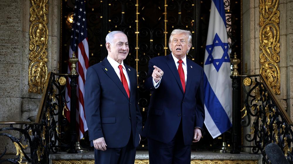 Trump und Netanjahu: Benajmin Netanjahu und Donald Trump am Montag in Mar-a-Lago