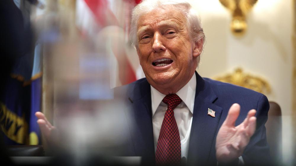  US-Präsident Donald Trump hat Europa erneut kritisiert und Auflagen für Exporte von Chips der Firma Nvidia nach China gelockert.