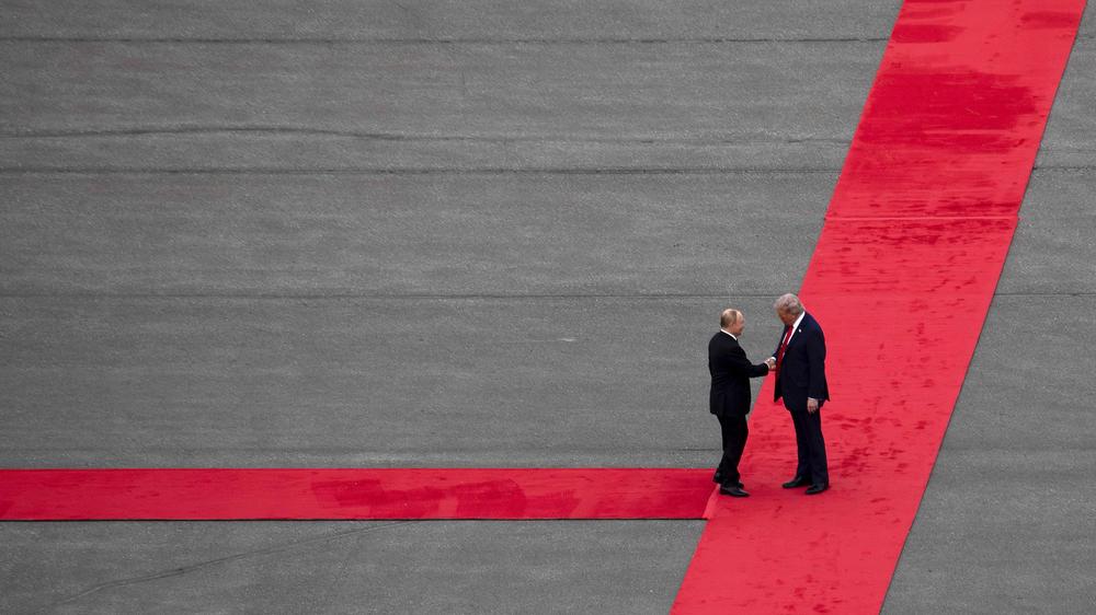  Der russische Präsident Wladimir Putin und US-Präsident Donald Trump auf dem Rollfeld des Flughafens Anchorage, Alaska