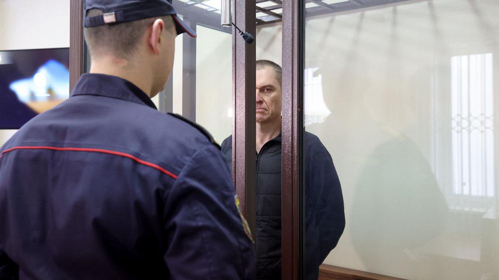  Der Pole Andrzej Poczobut (hier im Janaur 2023 vor einem Gericht in Belarus) und die Georgierin Msia Amaghlobeli sind vom EU-Parlament mit dem Sacharow-Preis ausgezeichnet worden.