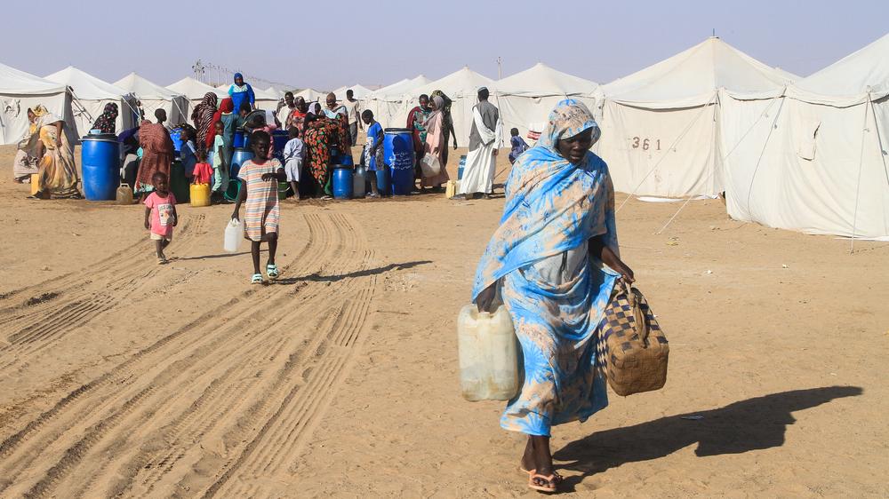  Rund 30 Millionen der etwa 47 Millionen Sudanesinnen und Sudanesen brauchen den Vereinten Nationen zufolge Hilfe zum Überleben, mehr als zwölf Millionen sind auf der Flucht.