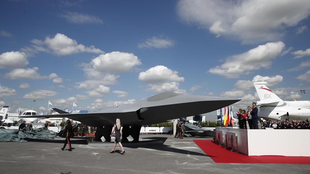 Eurofighter-Nachfolger: Emmanuel Macron, Ursula von der Leyen und Vertreter beteiligter Unternehmen enthüllen im Juni 2019 ein Modell des zukünftigen europäischen Kampfjets, Teil des Rüstungsvorhabens FCAS.