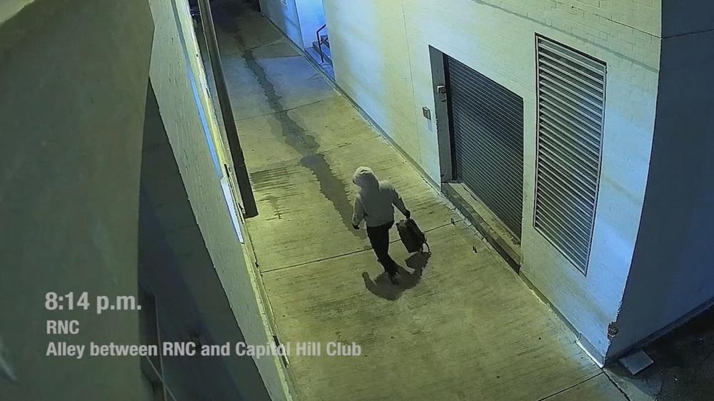  Auf diesen Aufnahmen einer Überwachungskamera soll der mutmaßliche Bombenleger von Washington, D. C. zu sehen sein.