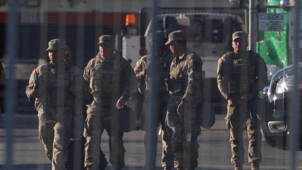 Nationalgardisten vor einem Stützpunkt der Einwanderungspolizei ICE in Chicago