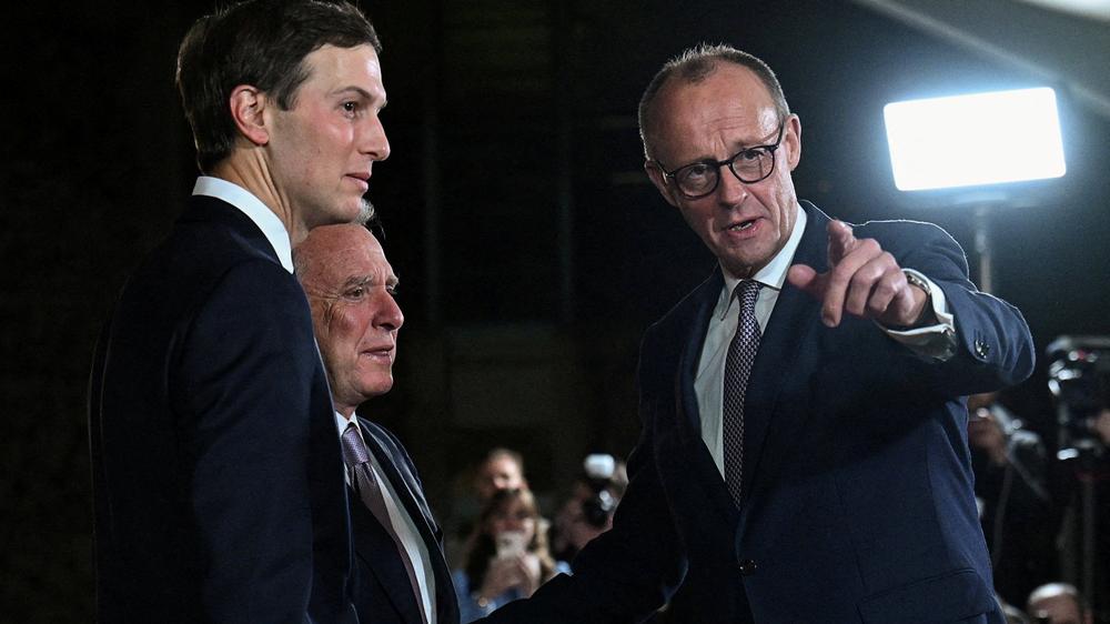 Friedensverhandlungen in Berlin: Bundeskanzler Friedrich Merz mit Donald Trumps Emissären Steve Witkoff und Jared Kushner