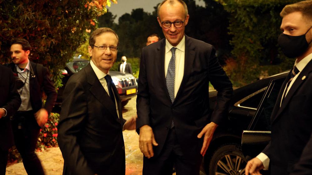  Friedrich Merz traf am Abend in Tel Aviv mit Israels Staatspräsident Isaac Herzog zusammen.