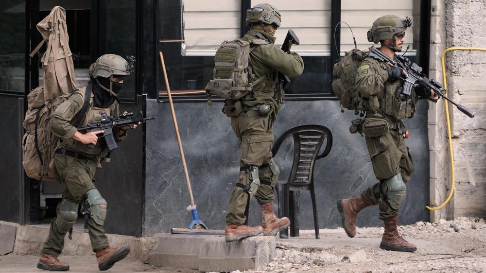  Israelische Soldaten haben nach Angaben des Verteidigungsministers die Stadt Kabatija im besetzten Westjordanland umzingelt.