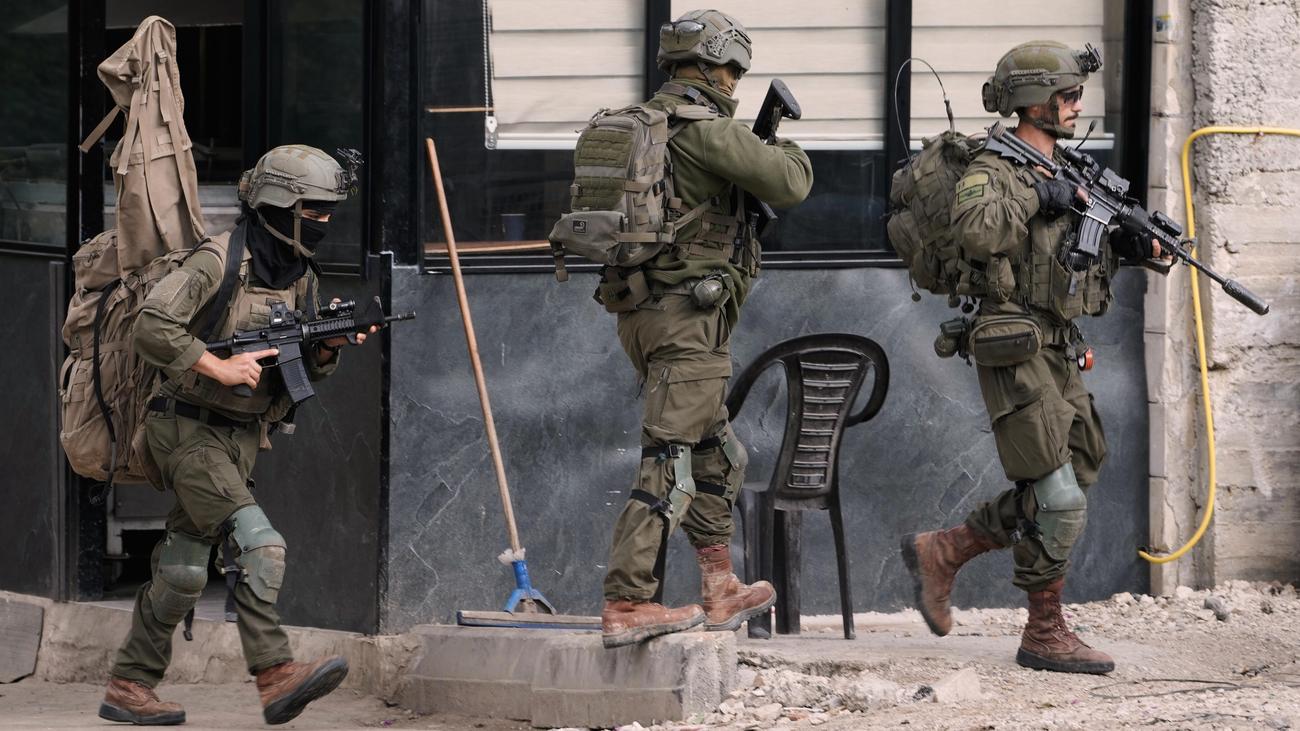 Krieg in Gaza: Israels Militär umzingelt Stadt im Westjordanland