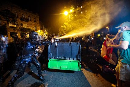 Einsatz von Chemie gegen Proteste: Riot police use pepper spray to disperse protesters during a rally against a controversial &#34;foreign influence&#34; bill, which Brussels warns would undermine Georgia&#39;s European aspirations, outside the Georgian parliament in Tbilisi on April 30, 2024. (Photo by Giorgi ARJEVANIDZE / AFP) (Photo by GIORGI ARJEVANIDZE/AFP via Getty Images)
