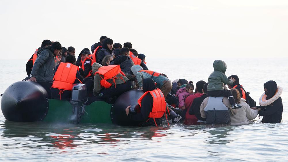  Die britische Regierung will die Abschiebung illegaler Flüchtlinge beschleunigen.