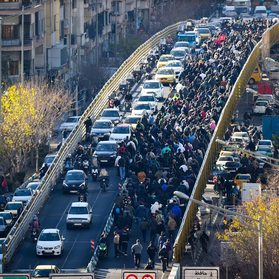 Wirtschaftskrise im Iran: Ein Protest, den die Führung ernst nimmt | DIE  ZEIT