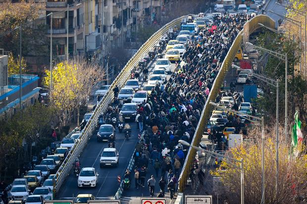 Wirtschaftskrise im Iran: Protestierende in Irans Hauptstadt
