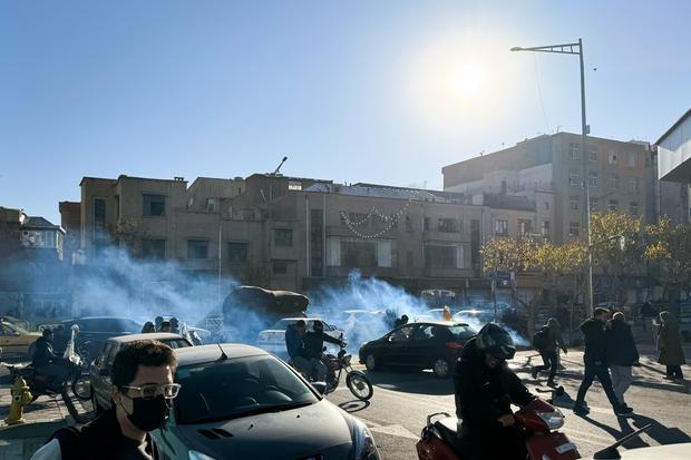 Wirtschaftskrise im Iran: Tränengas in Teheran