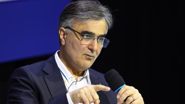 Inflation: Iranian central bank chief resigns after currency collapse