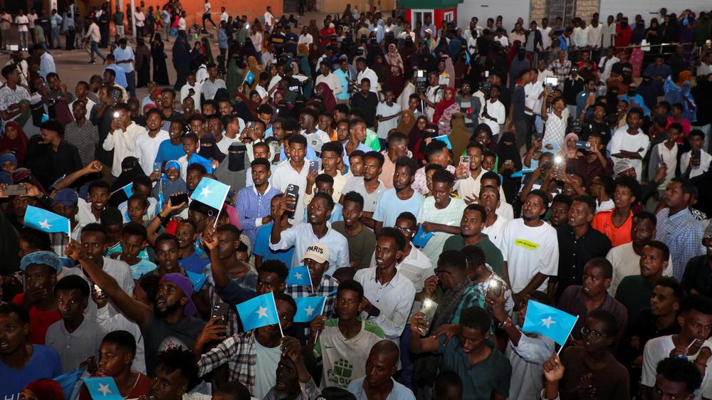  Somalis während einer Demonstration in Mogadishu nach Israels Anerkennung von Somaliland.