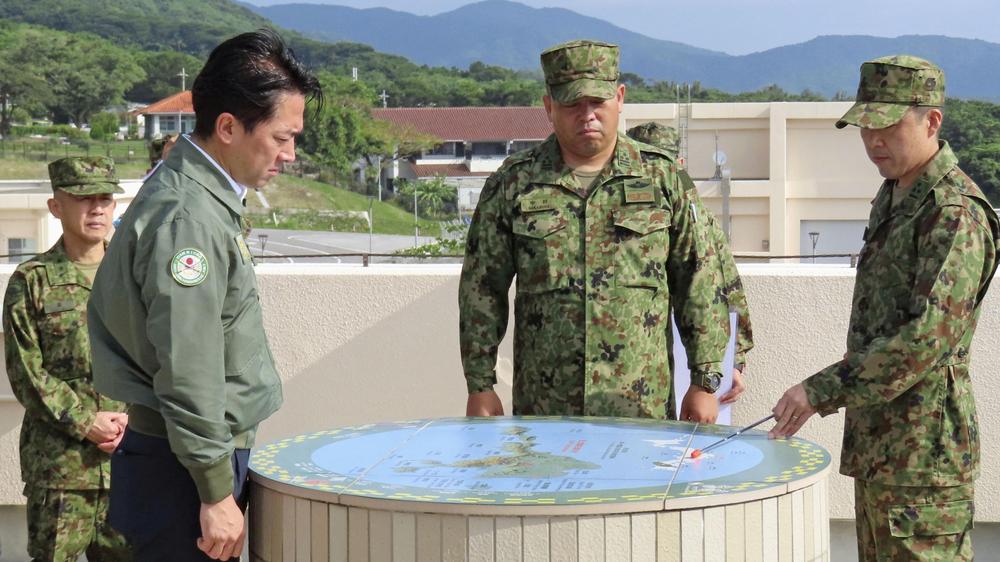  Der japanische Verteidigungsminister Shinjiro Koizumi trifft Soldaten der japanischen Bodenselbstverteidigungsstreitkräfte (JGSDF). Das japanische Militär hat im kommenden Haushalt mehr Geld zur Verfügung.