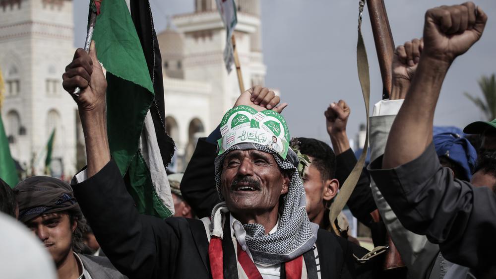  Anhänger der Huthi-Miliz im August 2025 – die Huthis und die Regierung haben sich in Verhandlungen bereiterklärt, jeweils Hunderte Gefangene freizulassen.