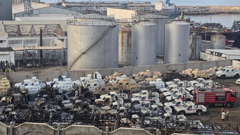 Bürgerkrieg im Jemen: Zerstörte Militärfahrzeuge, mutmaßlich von den Vereinigten Arabischen Emiraten an die Separatisten im Jemen geliefert, stehen am Hafen von Mukalla nach einem Angriff Saudi-Arabiens.