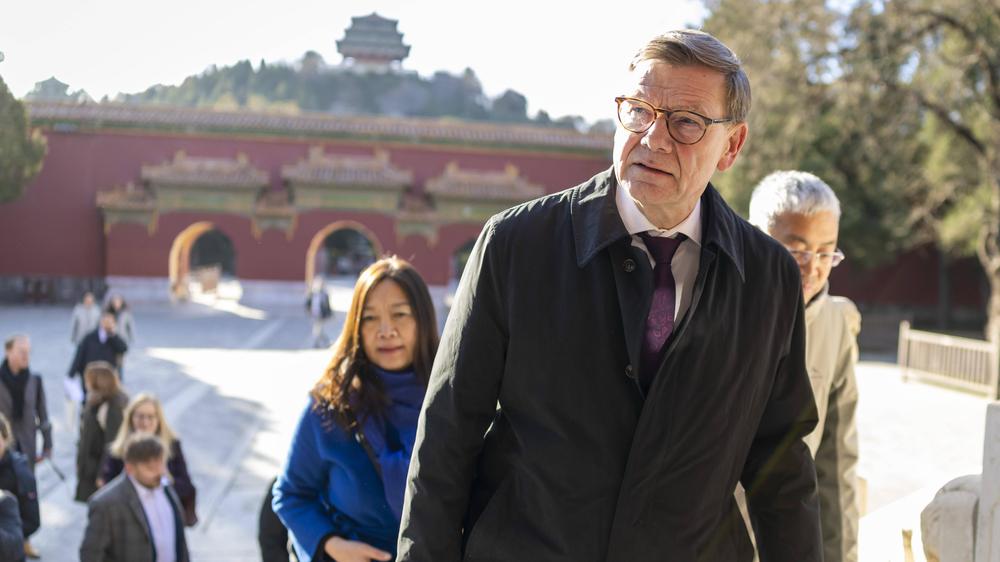  Außenminister Johann Wadephul (CDU) beim Besuch des Jingshan-Parks in Peking