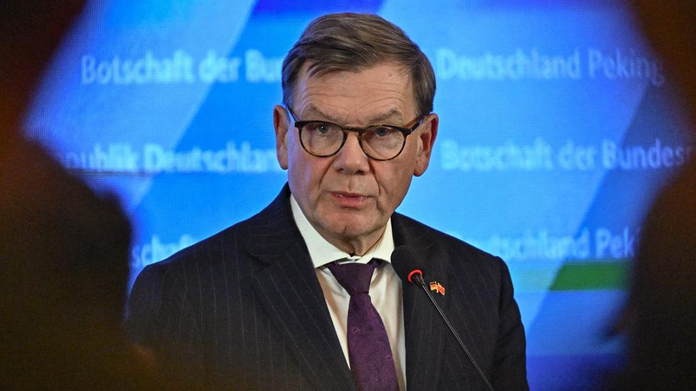  "Es sind manche Sätze drin, die werfen hier Fragen auf, vollkommen klar", sagte Außenminister Johann Wadephul zu der neuen US-Sicherheitsstrategie.