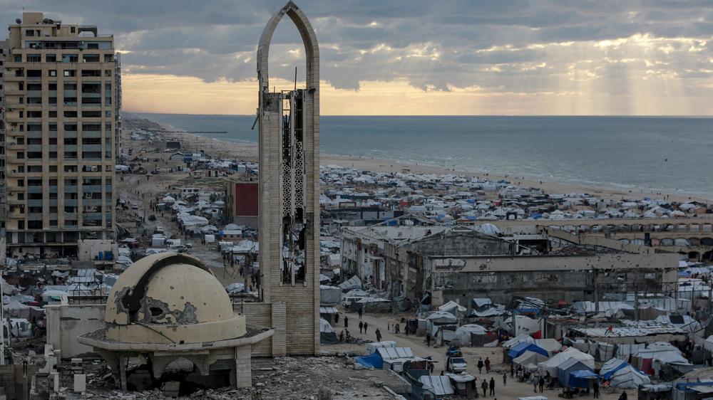  Zelte von Vertriebenen am Strand von Gaza-Stadt. Sie leiden unter den Folgen des Krieges und den rauen Witterungsbedingungen.