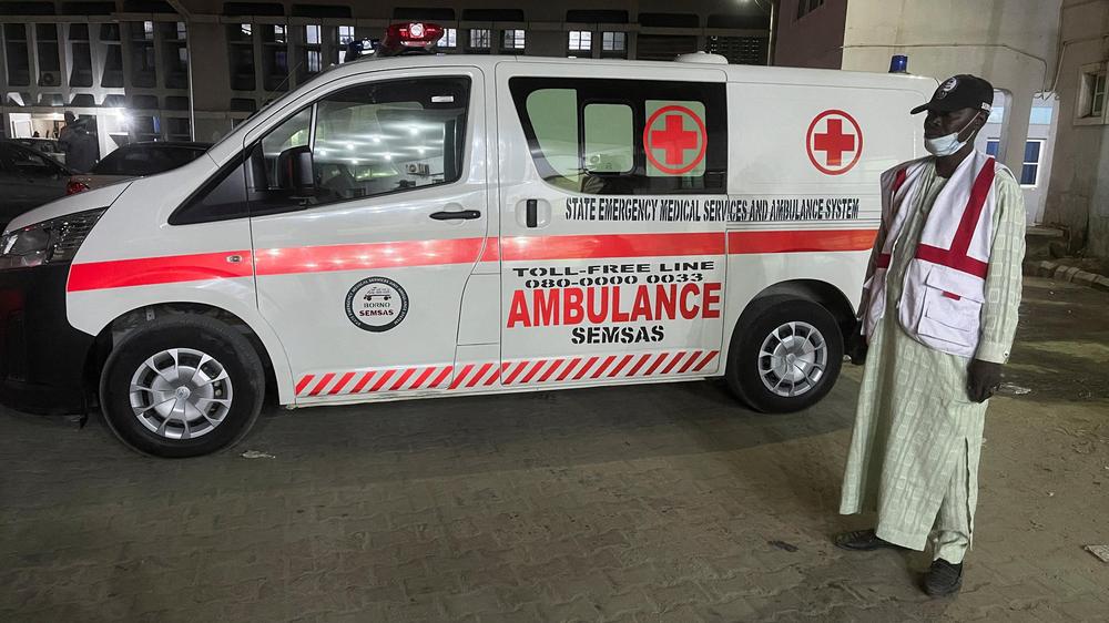  Ein Krankenwagen vor dem Krankenhaus im nigerianischen Bundesstaat Borno, wo ein Attentäter am 24. Dezember mindestens fünf Menschen tötete.