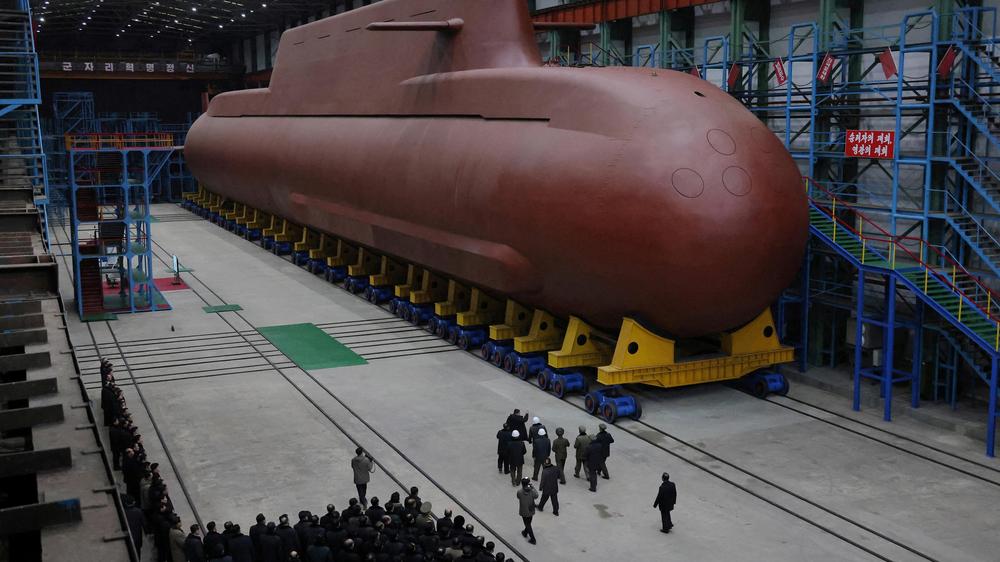  Die Aufnahme zeigt nach Angaben der staatlichen Nachrichtenagentur KCNA Kim Jong Un während seines Besuch in der Produktionanlage für ein 8.700 Tonnen schweres Atom-U-Boot.