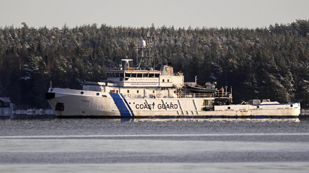 Kommunikationskabel beschädigt: Das finnische Küstenwachschiff "Uisko" patrouilliert am 2. Januar 2025 in der Nähe des Öltankers "Eagle S", der unter Verdacht steht, die Stromverbindung Estlink 2 zwischen Finnland und Estland unterbrochen zu haben.