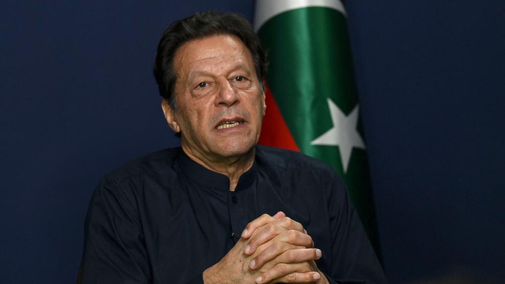  Pakistans ehemaliger Regierungschef Imran Khan ist in einem weiteren Korruptionsfall zu 17 Jahren Haft verurteilt worden.