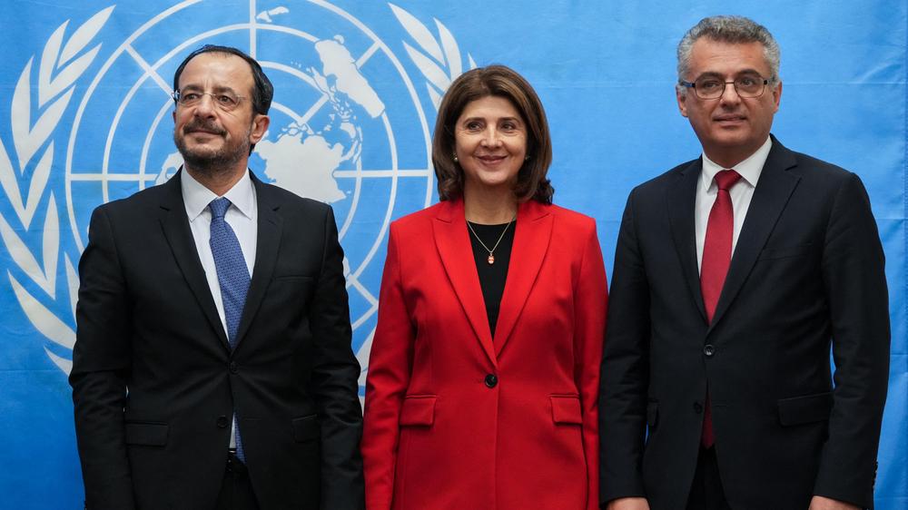  Nikos Christodoulides, Präsident der Republik Zypern, die UN-Gesandte María Ángela Holguín und der Staatschef von Nordzypern, Tufan Erhürman