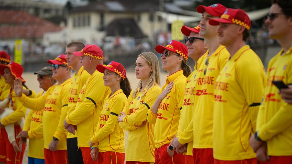  Hunderte Rettungsschwimmer trauern bei einer Gedenkveranstaltung um die Opfer des Anschlags am 14. Dezember am Bondi Beach in Sydney.
