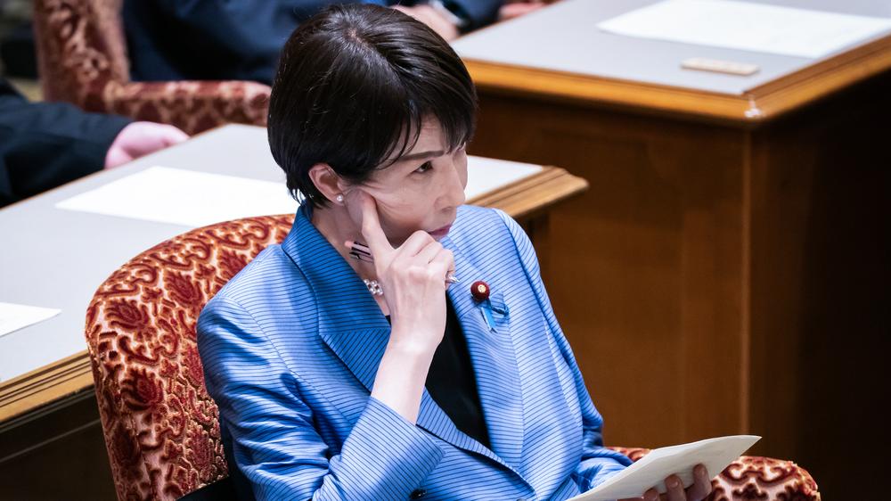  Japans Premierministerin Sanae Takaichi am 26. November im japanischen Parlament in Tokio