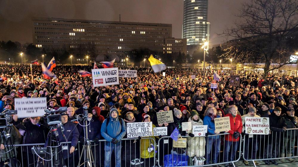  Tausende Menschen demonstrieren in der slowakischen Hauptstadt Bratislava gegen die Regierung von Ministerpräsident Robert Fico.