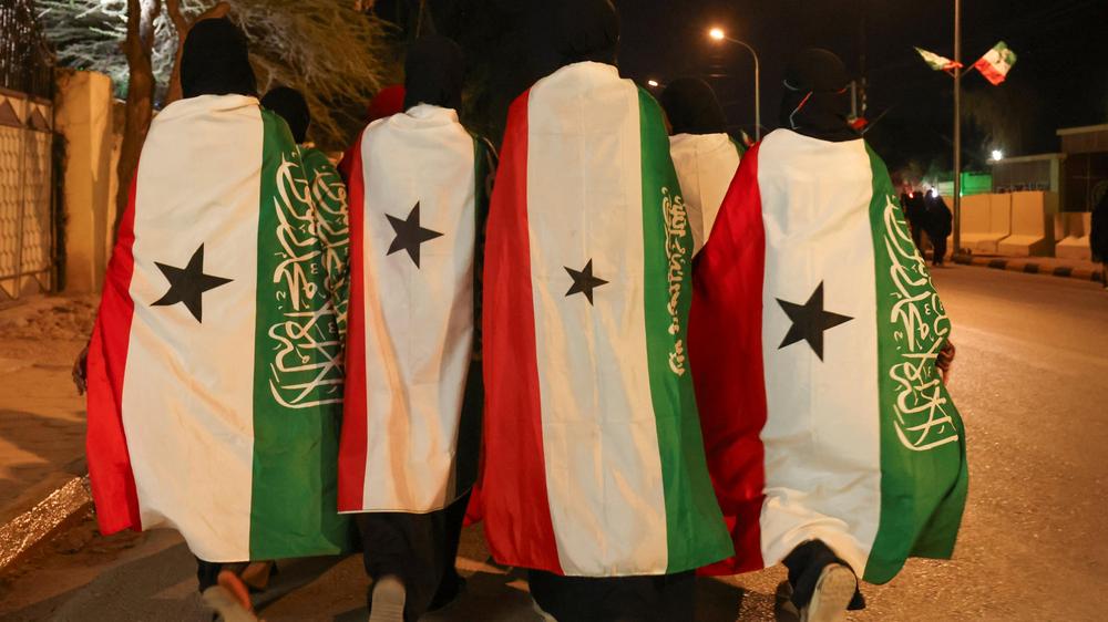 Somaliland: Menschen laufen 2024 am Unabhängigkeitstag in Flaggen Somalilands durch die Hauptstadt Hargeisa