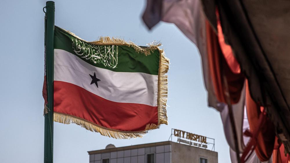 Die Flagge Somalilands weht während des Präsidentschaftswahlkampfs im November 2024 in der Hauptstadt Hargeisa.