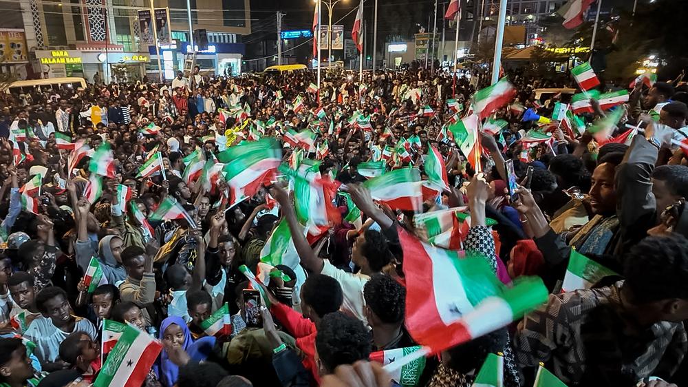  Menschen feiern die Anerkennung von Somaliland durch Israel mit Flaggen in der Stadt Hargeisa.
