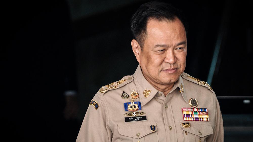  "Ich gebe die Macht an das Volk zurück."