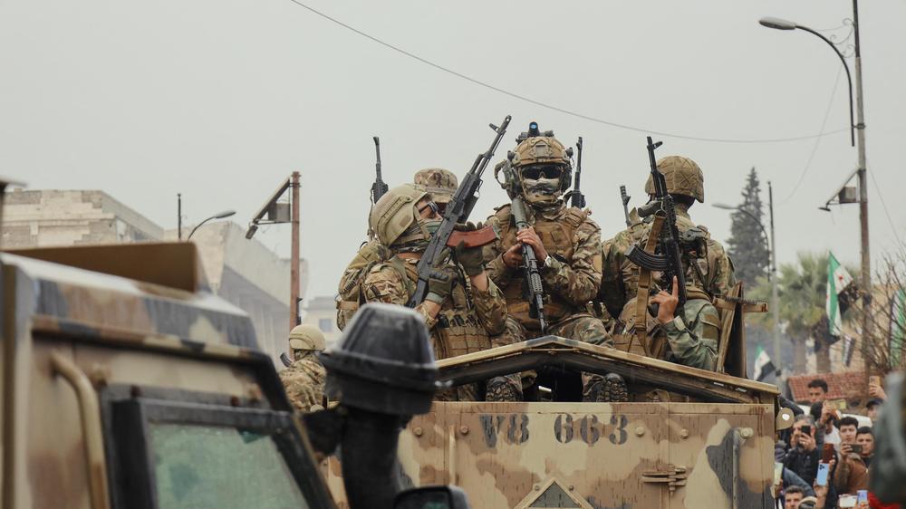  Soldaten der syrischen Armee bei einer Militärparade am 8. Dezember in Idlib