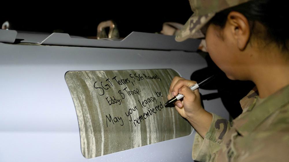  US-Soldaten der Iowa National Guard signieren GBU-31-Waffensysteme im Zuständigkeitsbereich des US-Zentralkommandos.