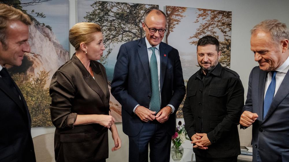  Der französische Präsident Emmanuel Macron, die dänische Ministerpräsidentin Mette Frederiksen, der deutsche Bundeskanzler Friedrich Merz, der ukrainische Präsident Wolodymyr Selenskyj und der polnische Ministerpräsident Donald Tusk während eines Treffens der Europäischen Politischen Gemeinschaft im Oktober 2025.